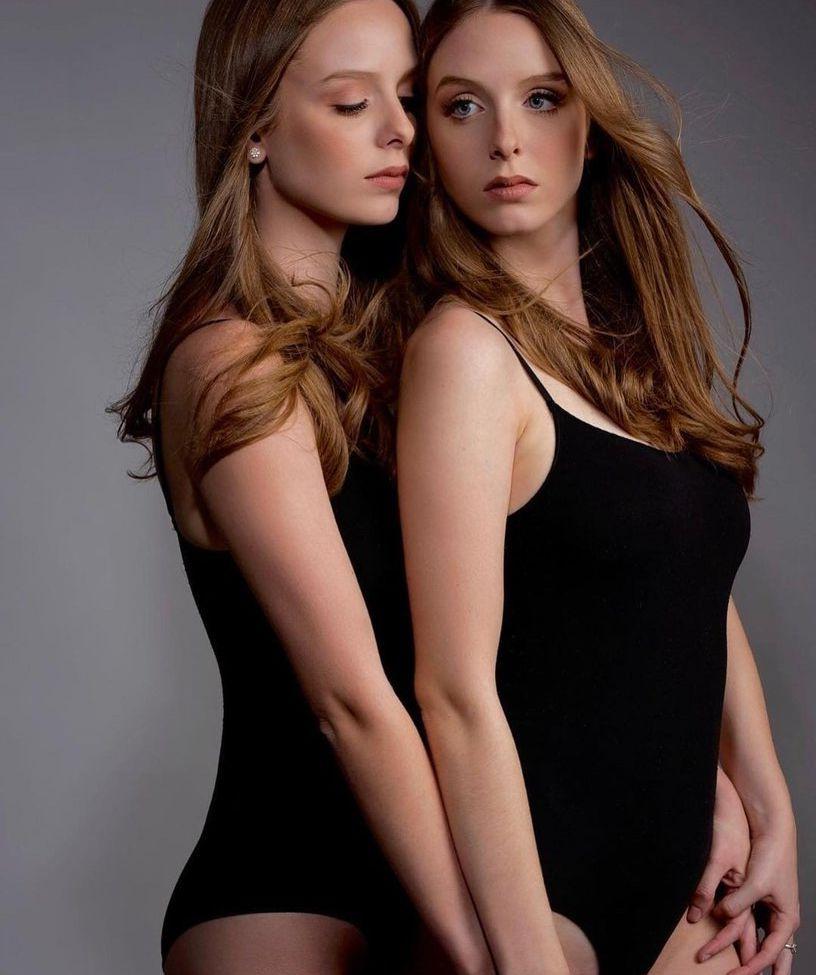 21P Twinsblonde nude