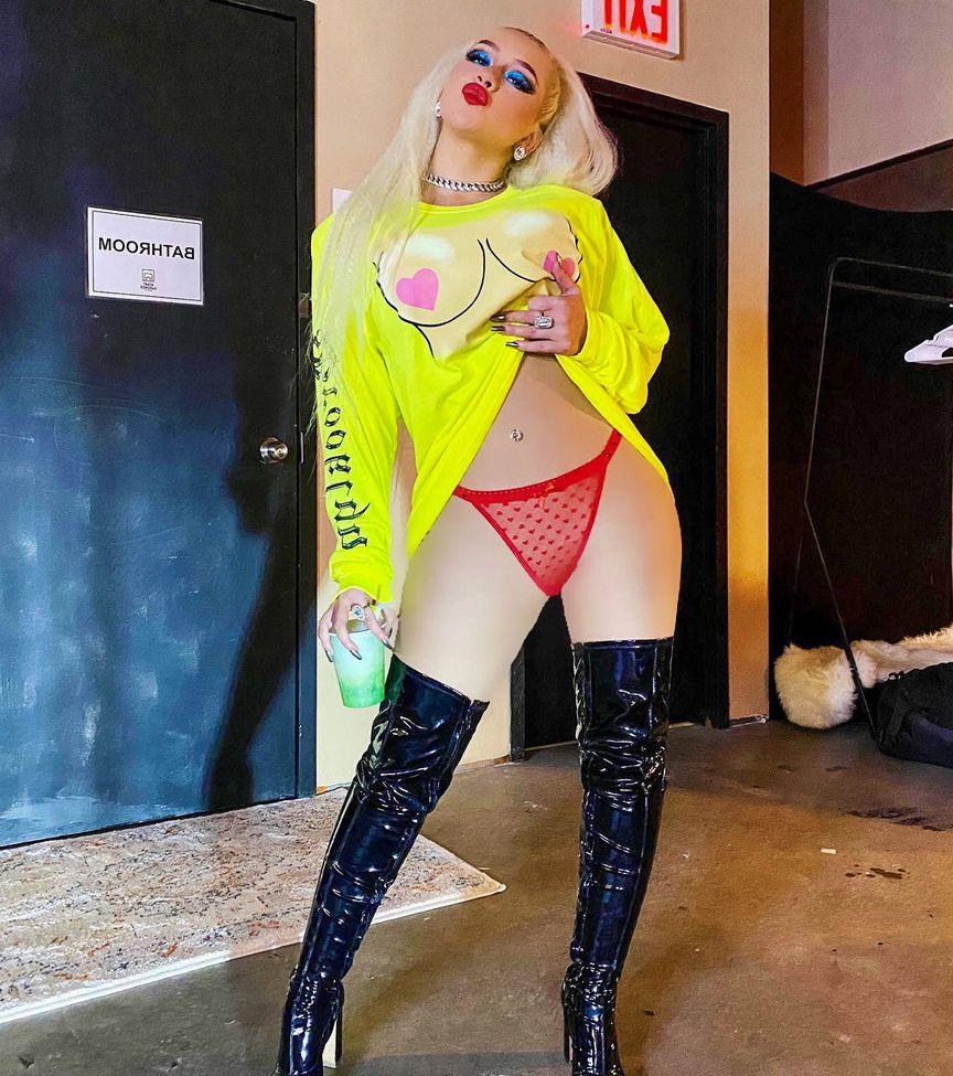 25P Christina Aguilera nude
