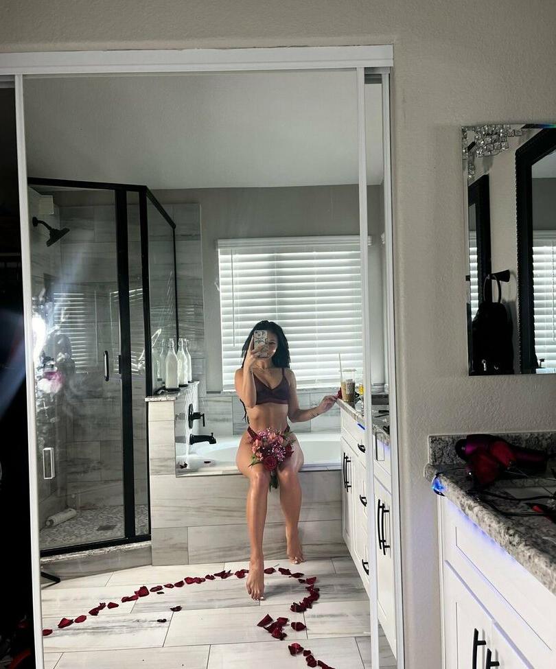 11P Stephanie Landor nude