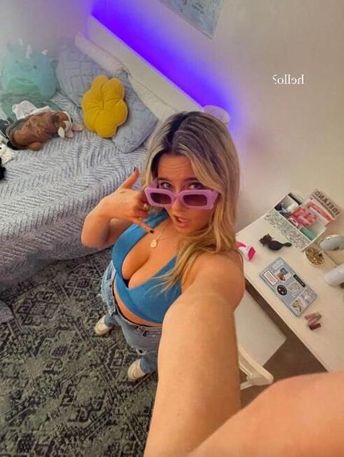 19P Emma Topp nude