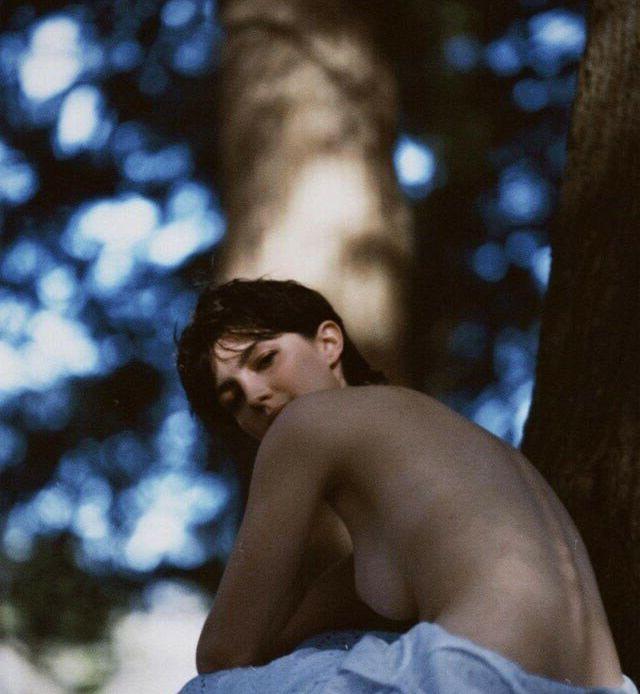 25P Ella Hunt nude
