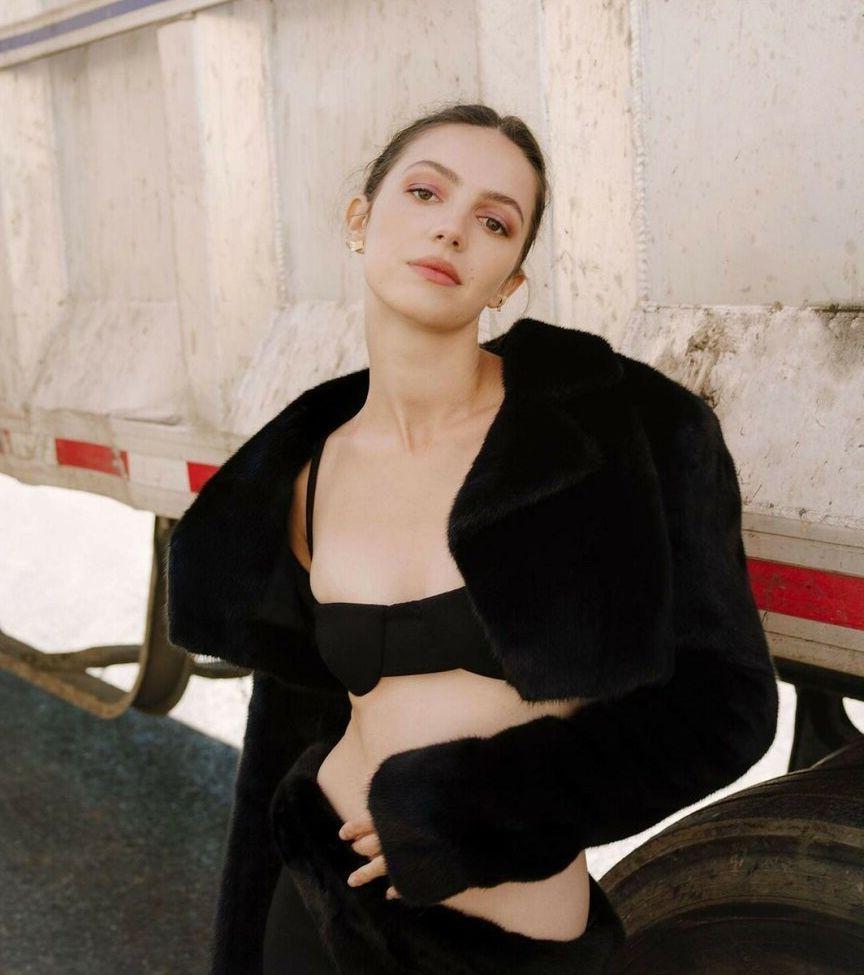 25P Ella Hunt nude