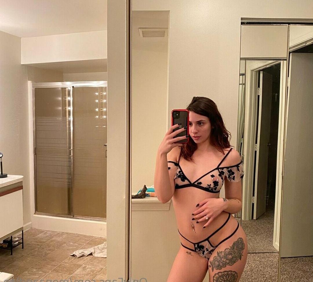 25P Mona Darling nude