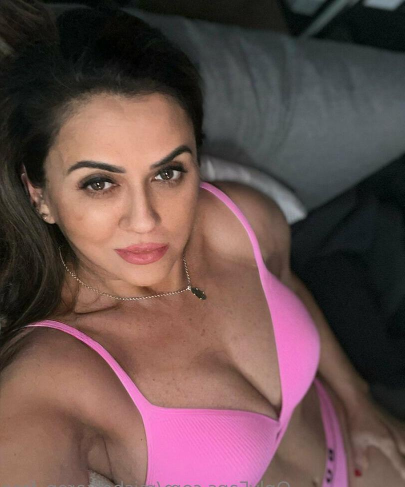 25P Mishel nude