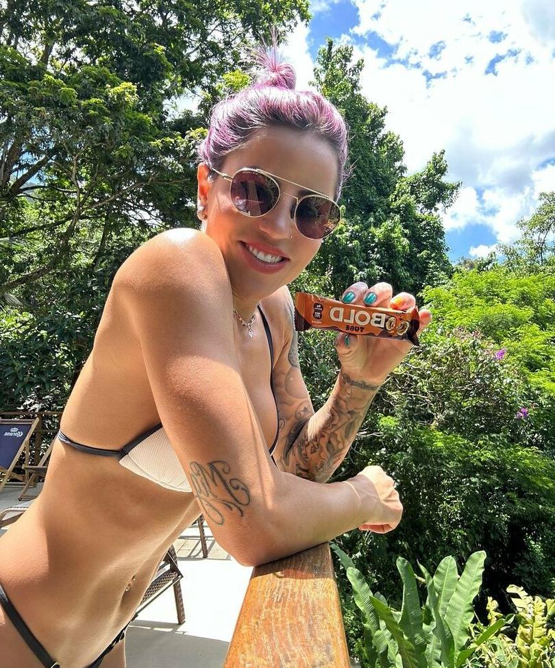 25P Leticia Bufoni nude