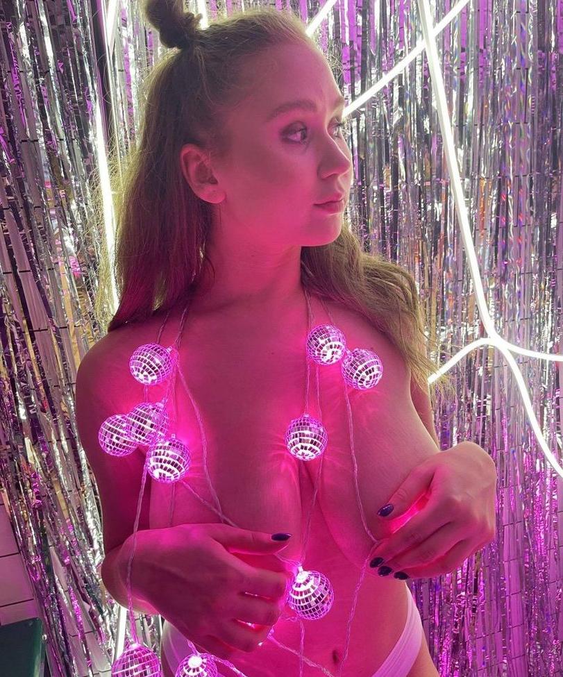 17P Lorraine_Rase nude