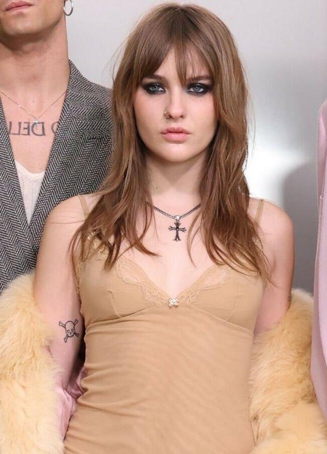 25P Victoria De Angelis nude