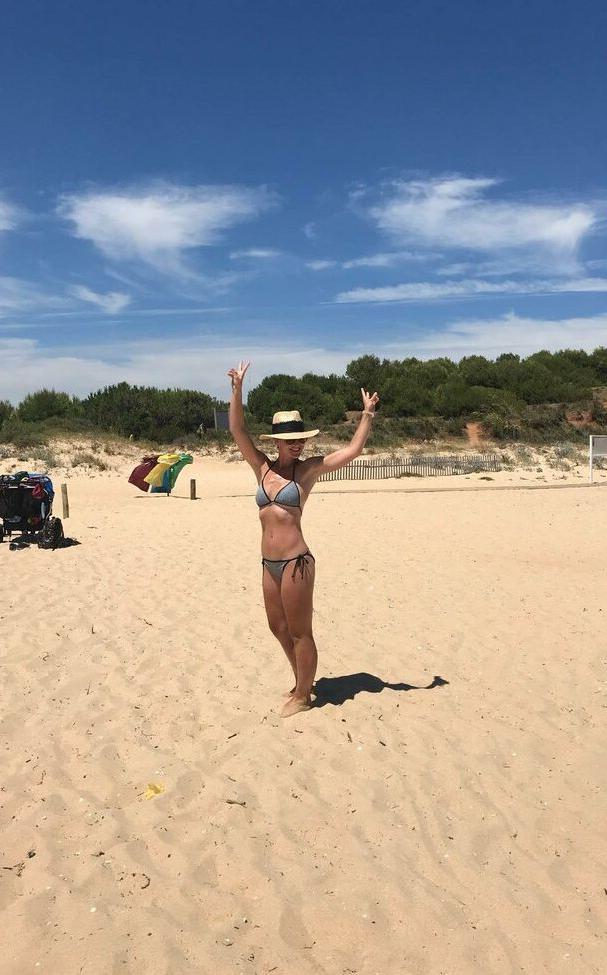 25P Helen Skelton nude