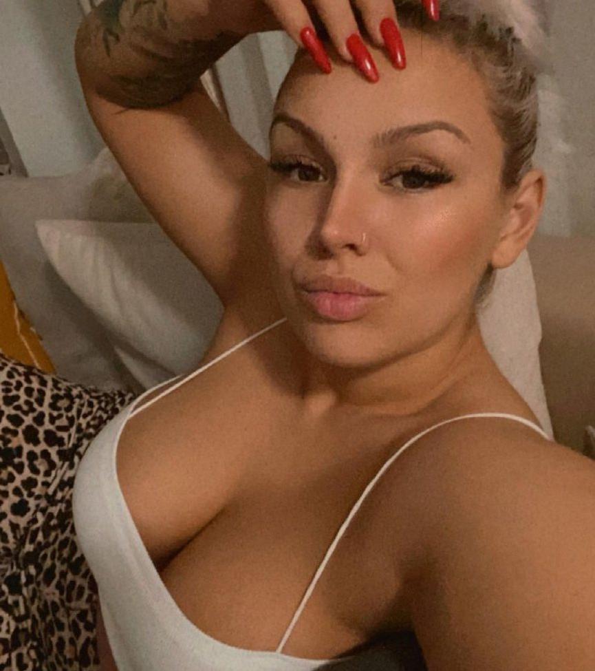 8P Andreeaiuja nude