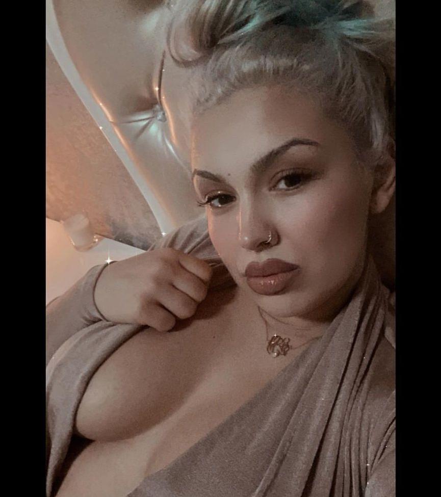 8P Andreeaiuja nude