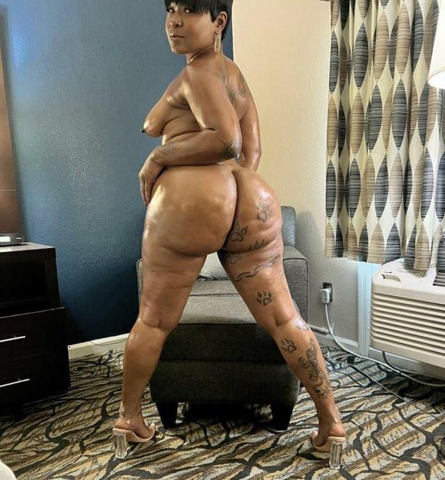 21P Diamond Monroe nude