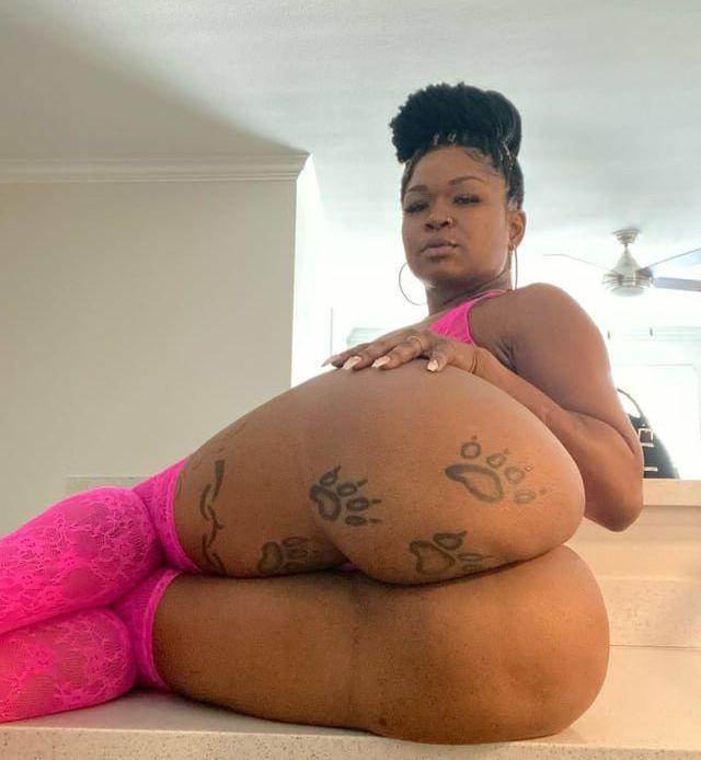 21P Diamond Monroe nude