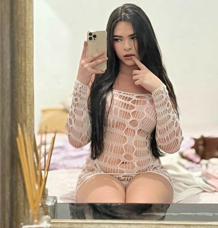 25P Christina Cleon nude