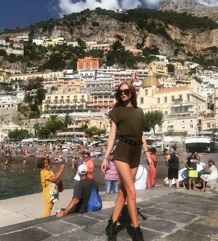 25P Holly Hicks nude