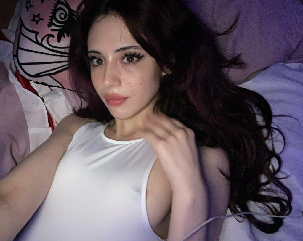 25P Mina Bell nude
