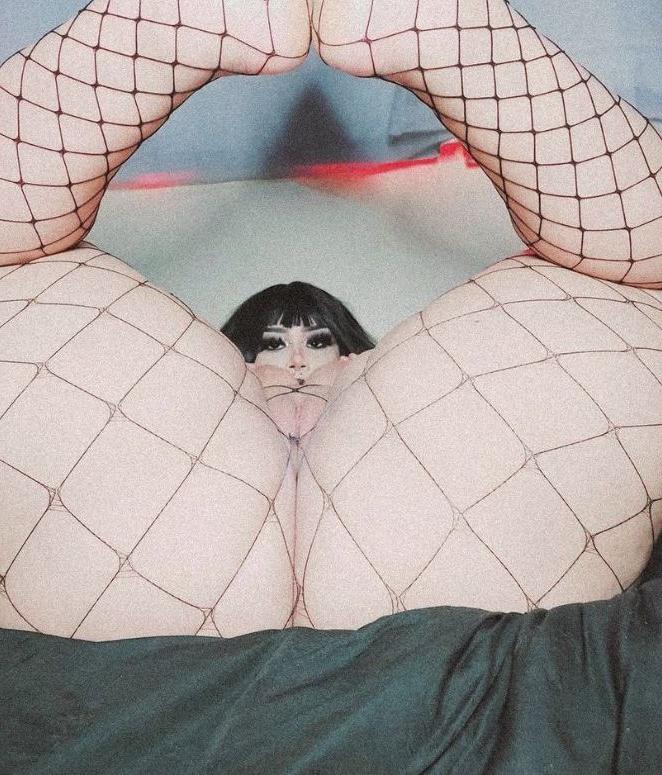 25P Isa Castro nude