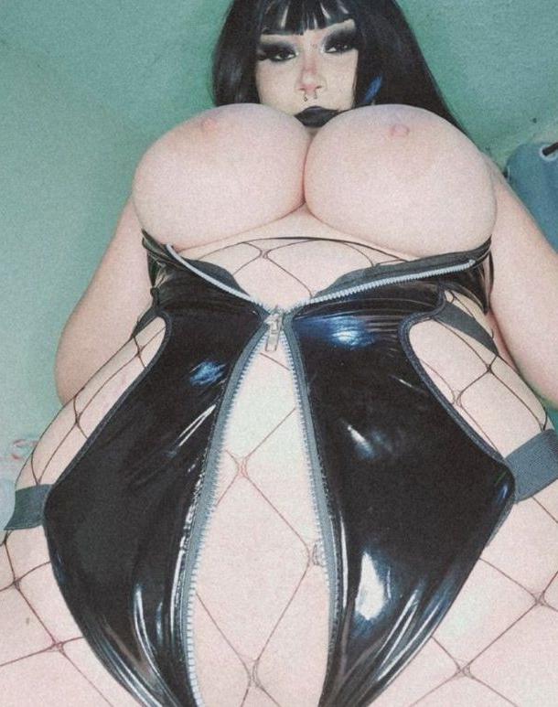 25P Isa Castro nude