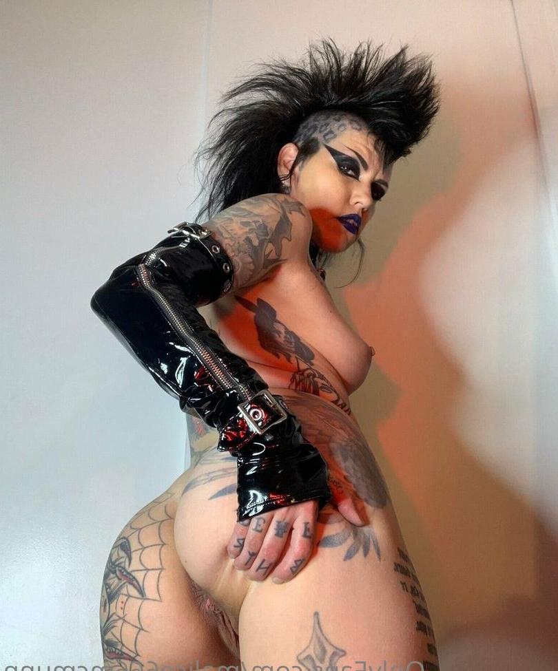 25P Malice Mcmunn nude