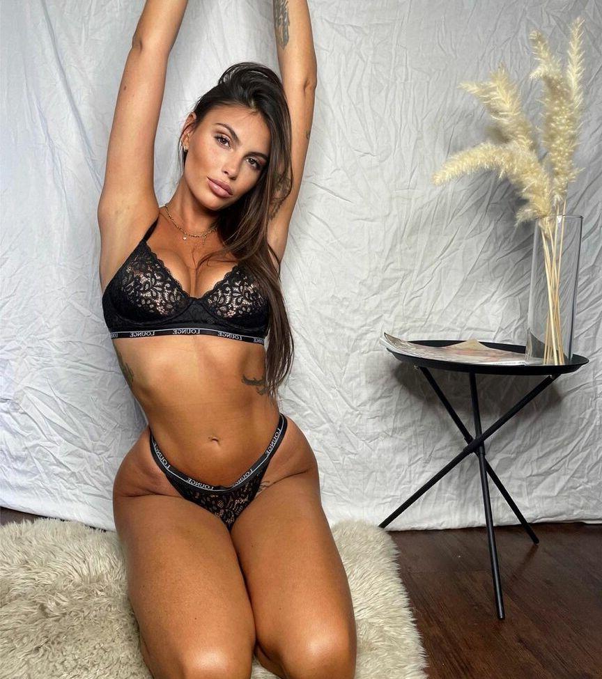 25P Natasha Nesci nude