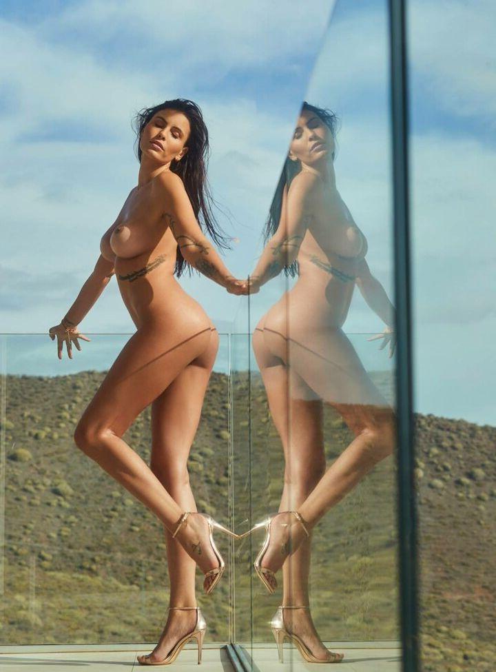 25P Natasha Nesci nude