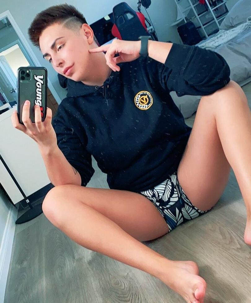 8P Kameron Taylor nude