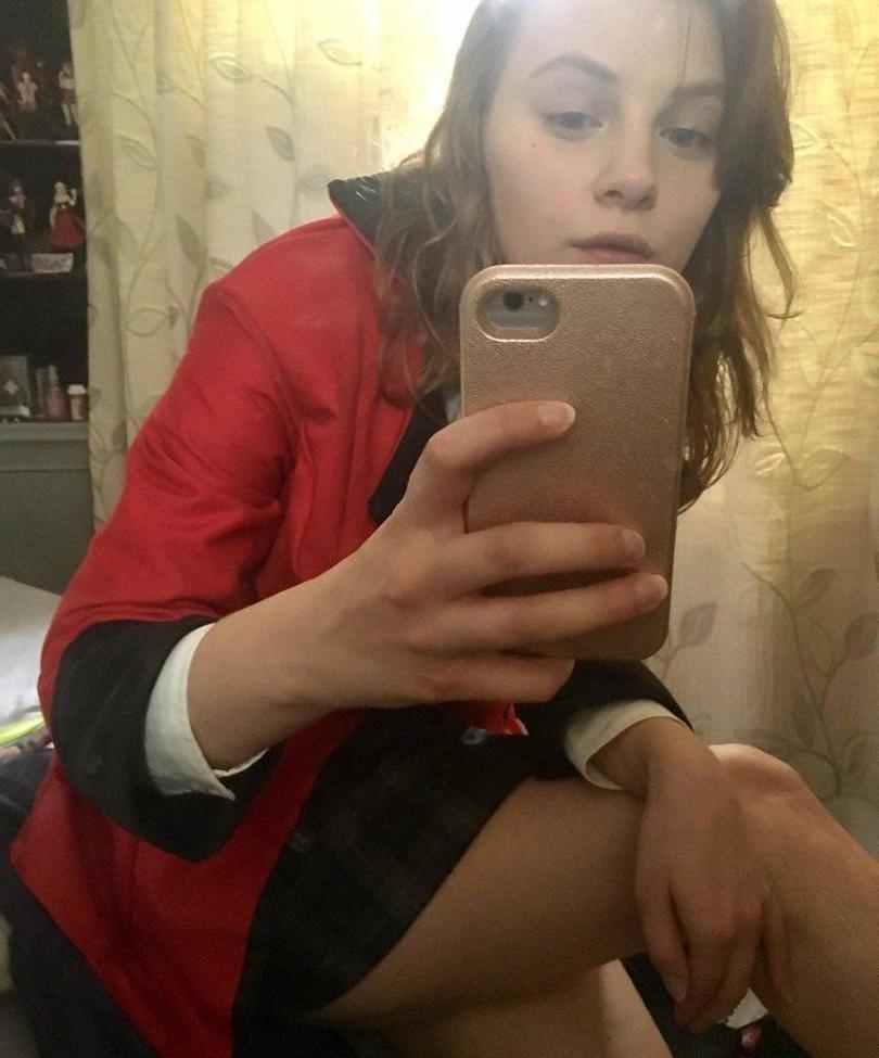 25P Sydney Poniewaz nude