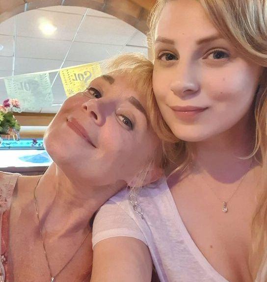 25P Sydney Poniewaz nude
