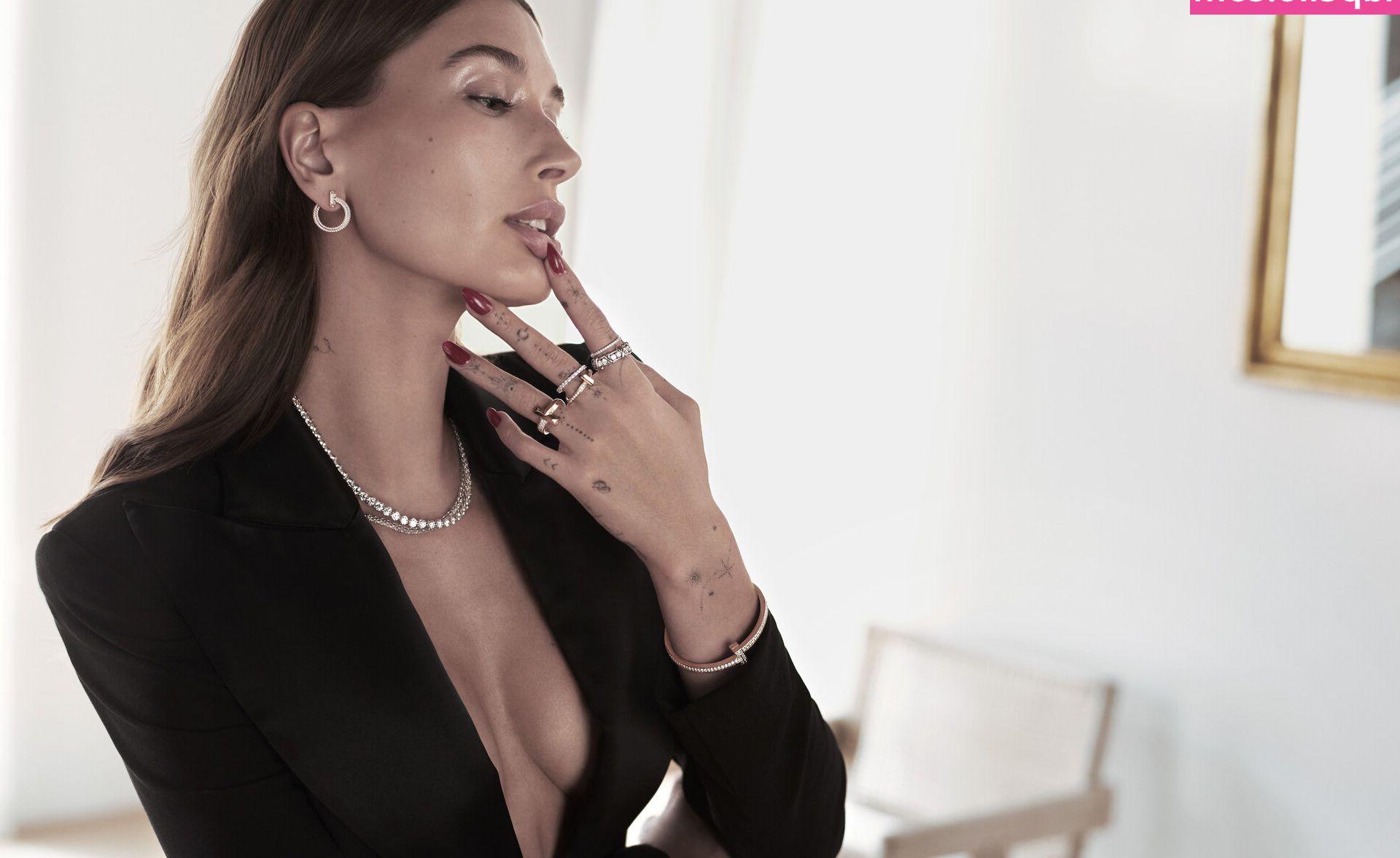 25P Hailey Bieber nude