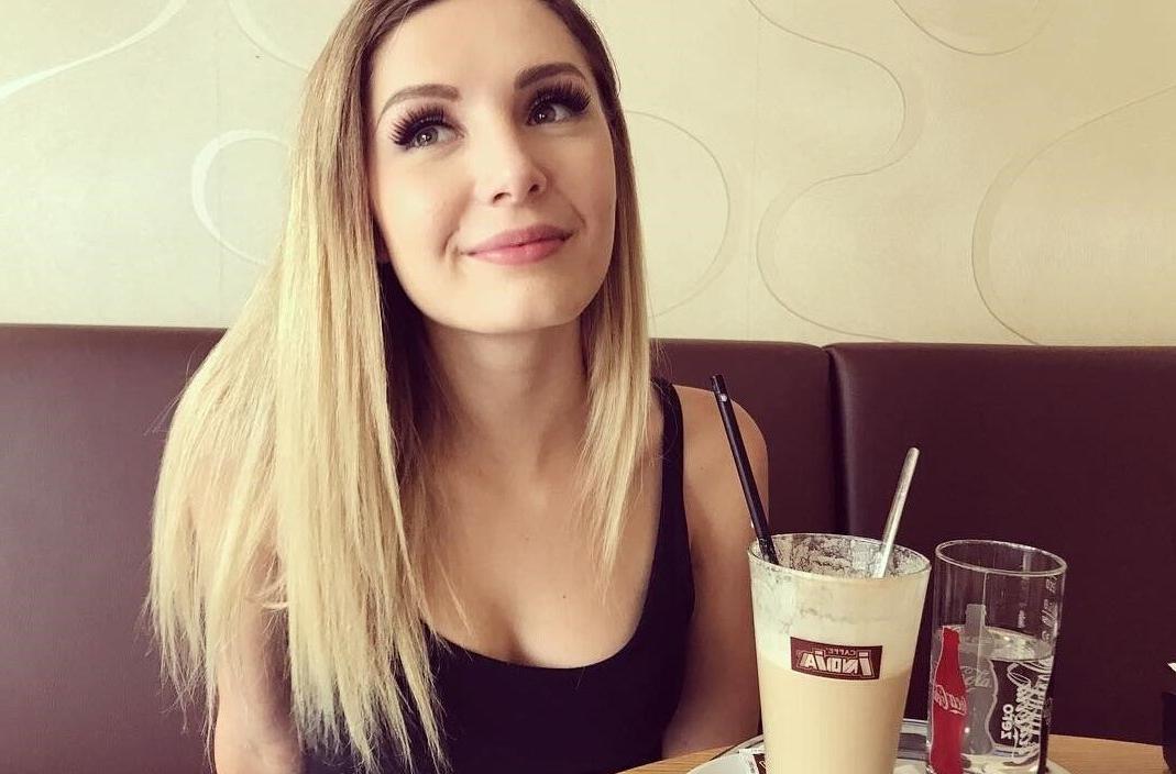 24P Lauren Southern nude