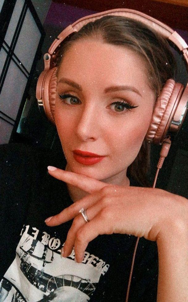 24P Lauren Southern nude