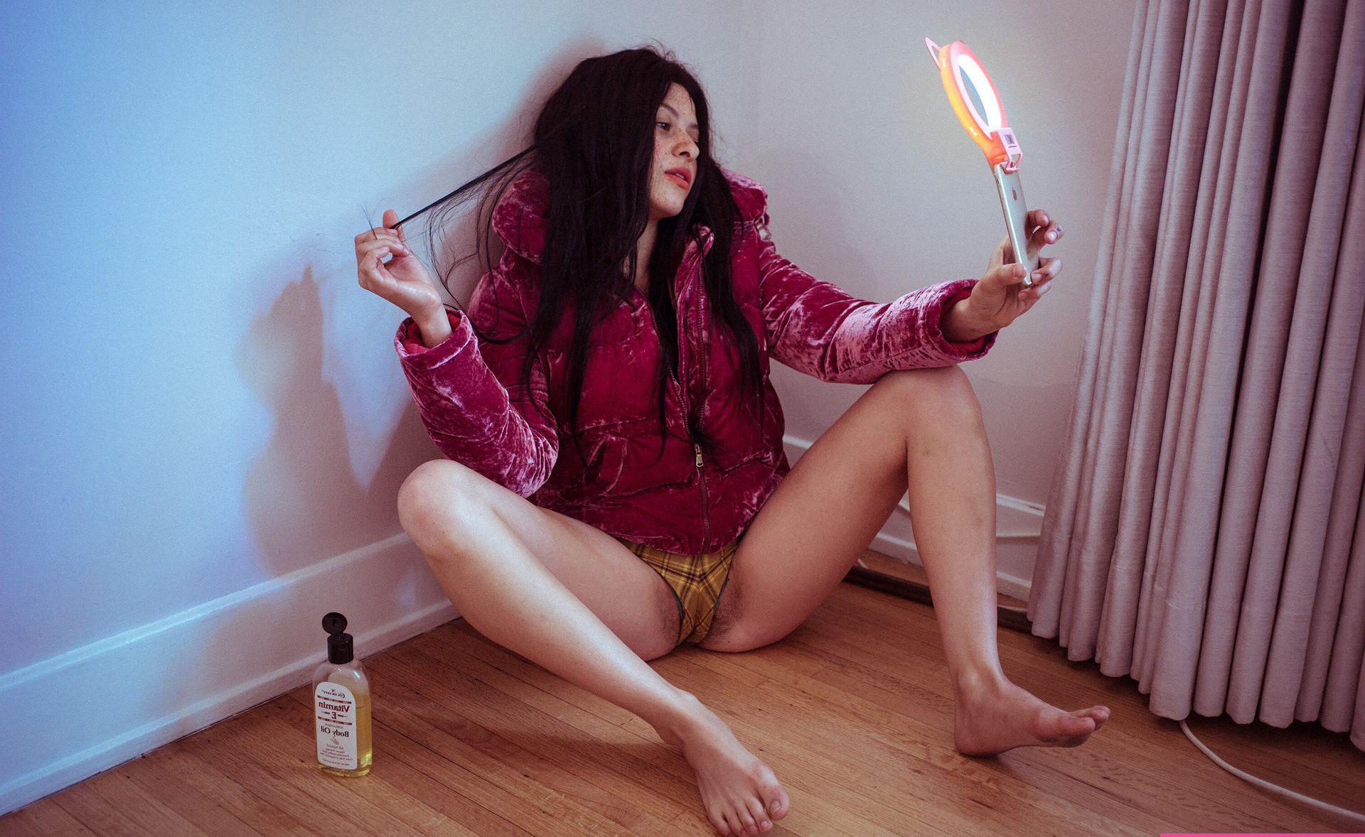 9P Alia Shawkat nude