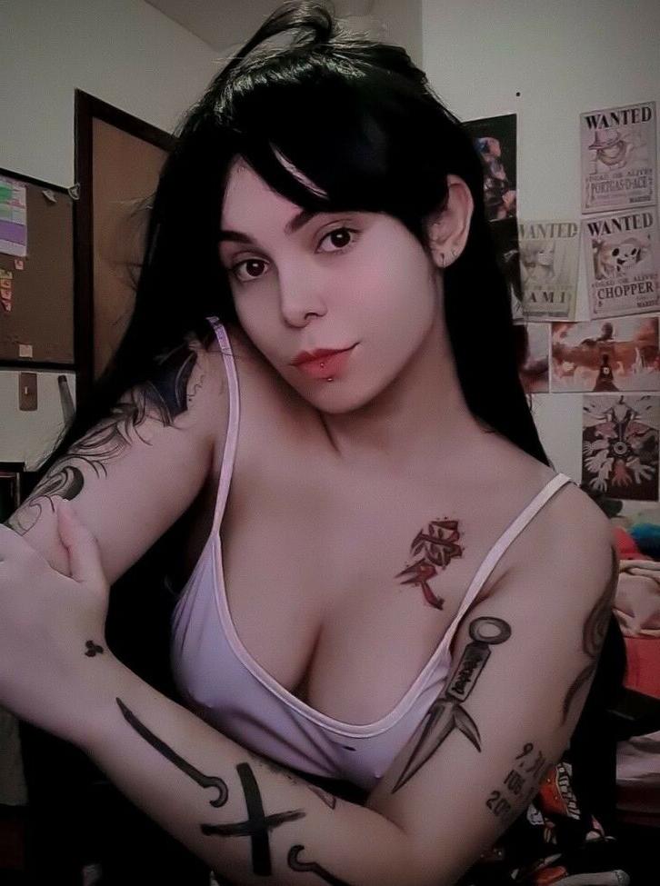 25P Carolina Trindade nude