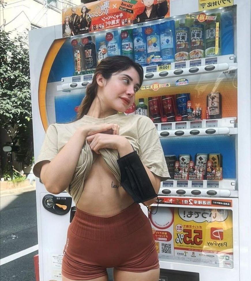 12P Icata nude