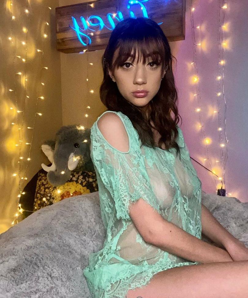 25P Justiney Hope nude