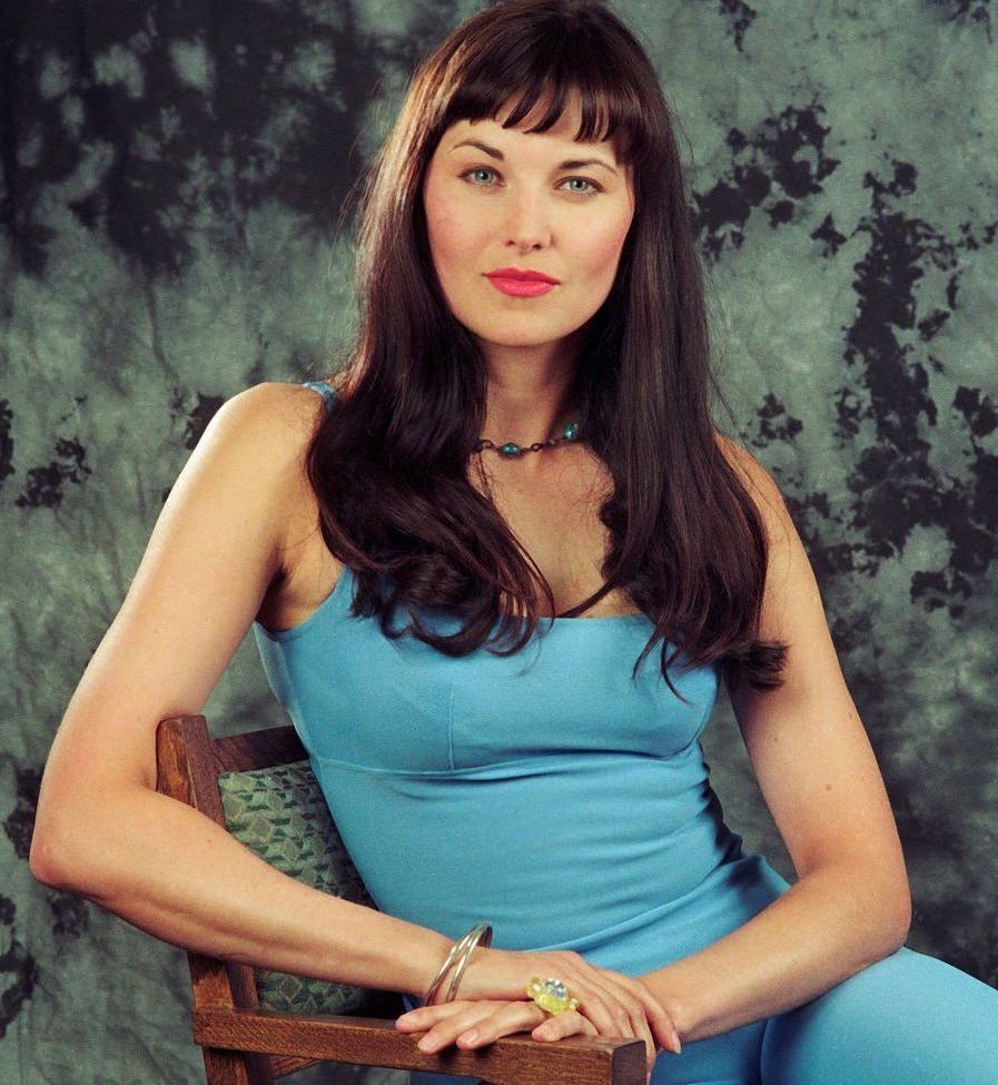 25P Lucy Lawless nude