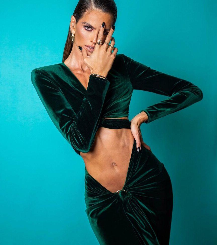 25P Izabel Goulart nude