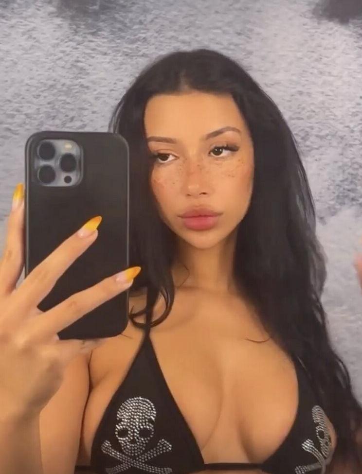 25P Merk Twain nude