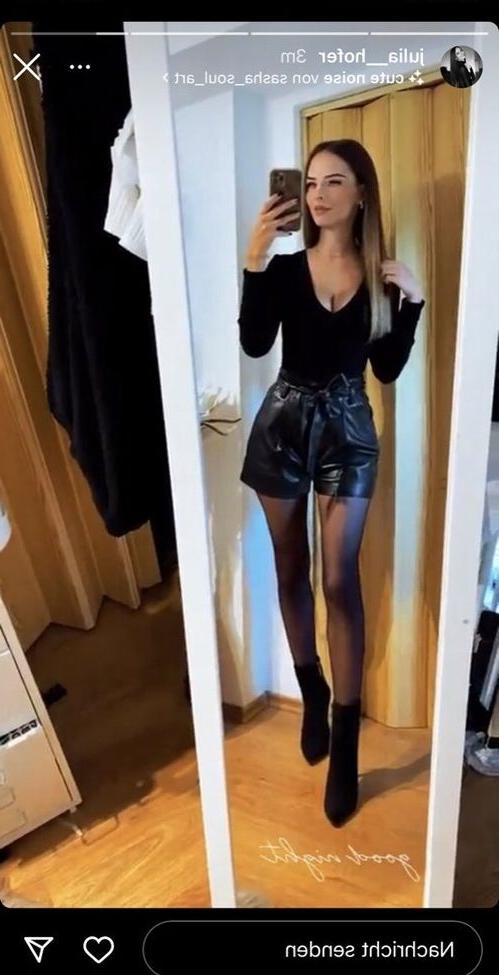 25P Julia Hofer nude