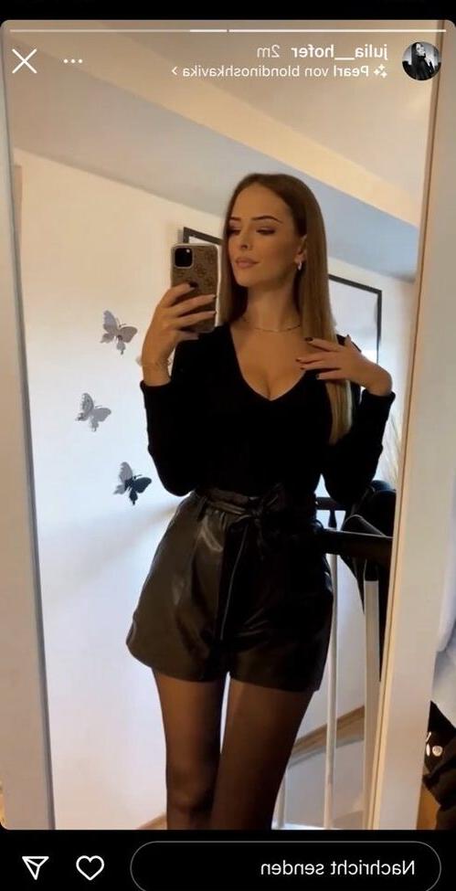 25P Julia Hofer nude