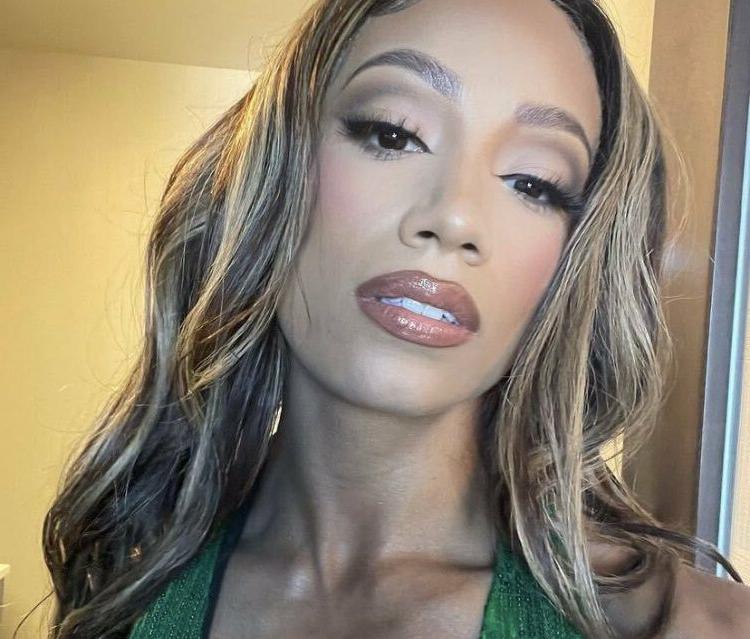 25P Sasha Banks nude