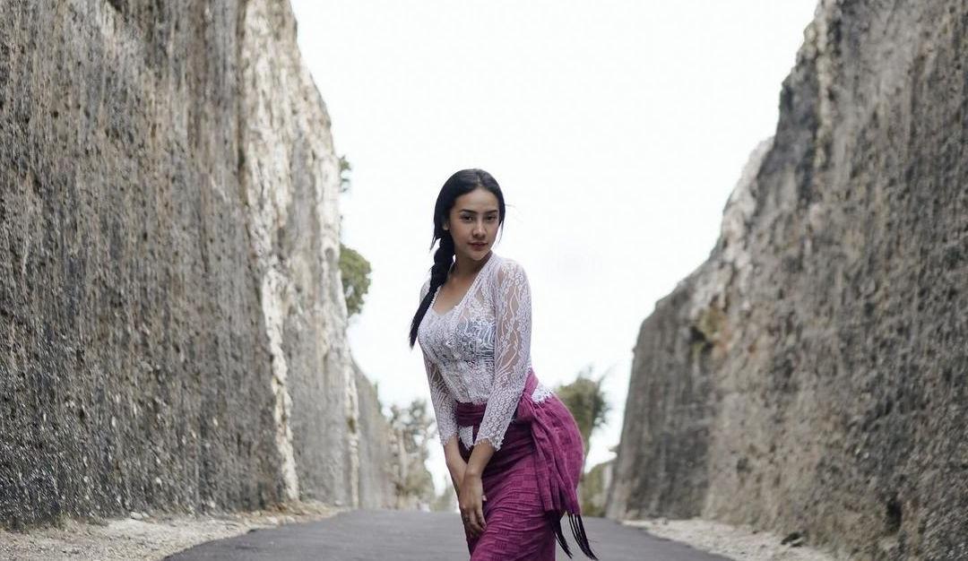 25P Anya Geraldine nude