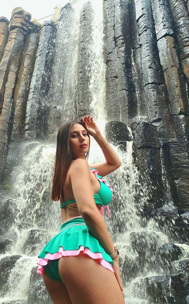 25P Emilia Vizcarra nude