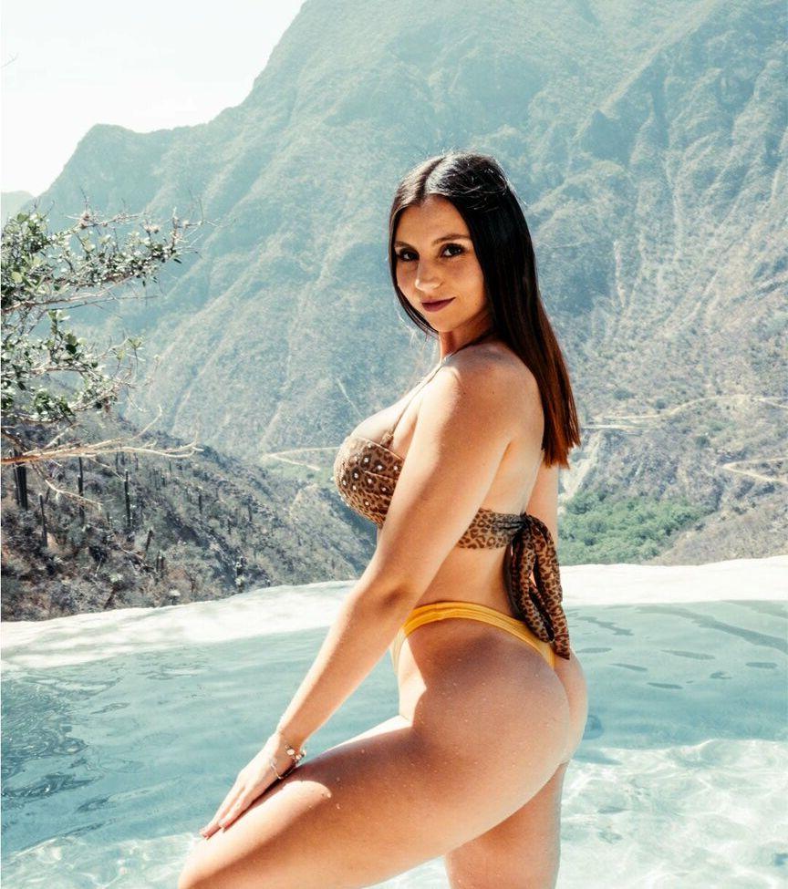 25P Emilia Vizcarra nude