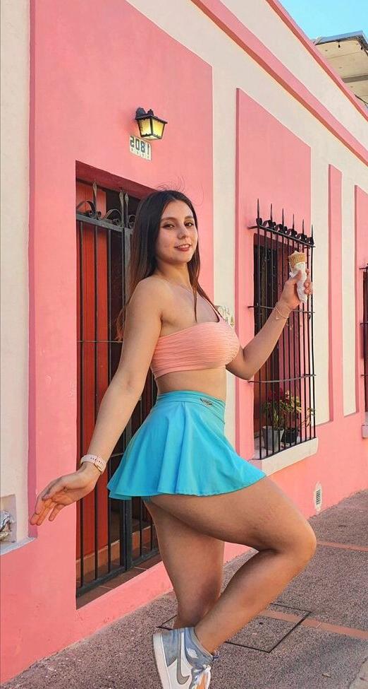 25P Emilia Vizcarra nude