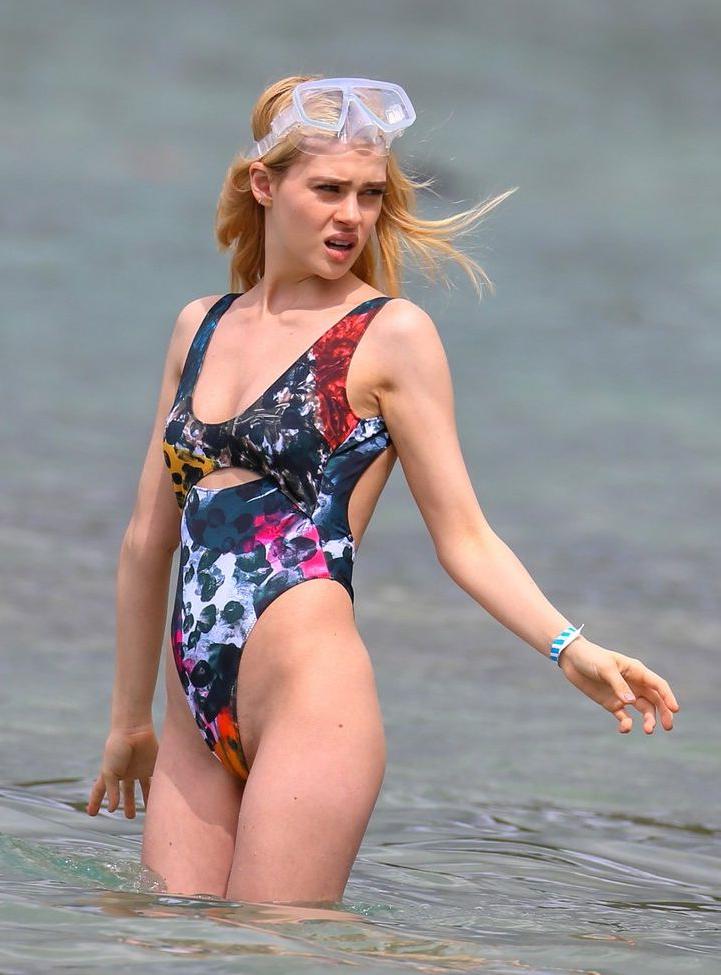 25P Nicola Peltz nude