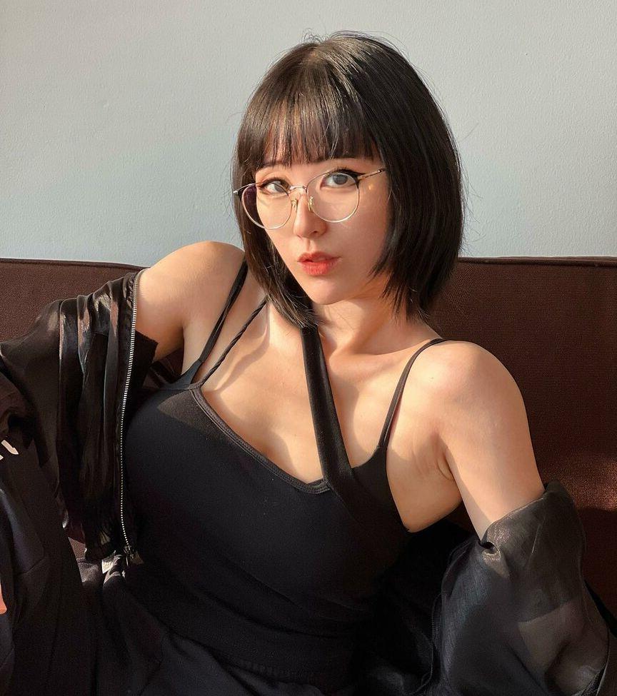 25P Larissa Rochefort nude