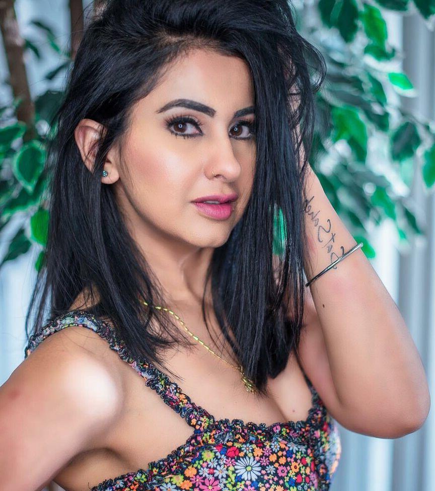 25P Meetii Kalher nude