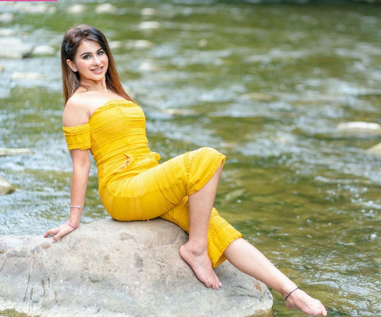 25P Meetii Kalher nude