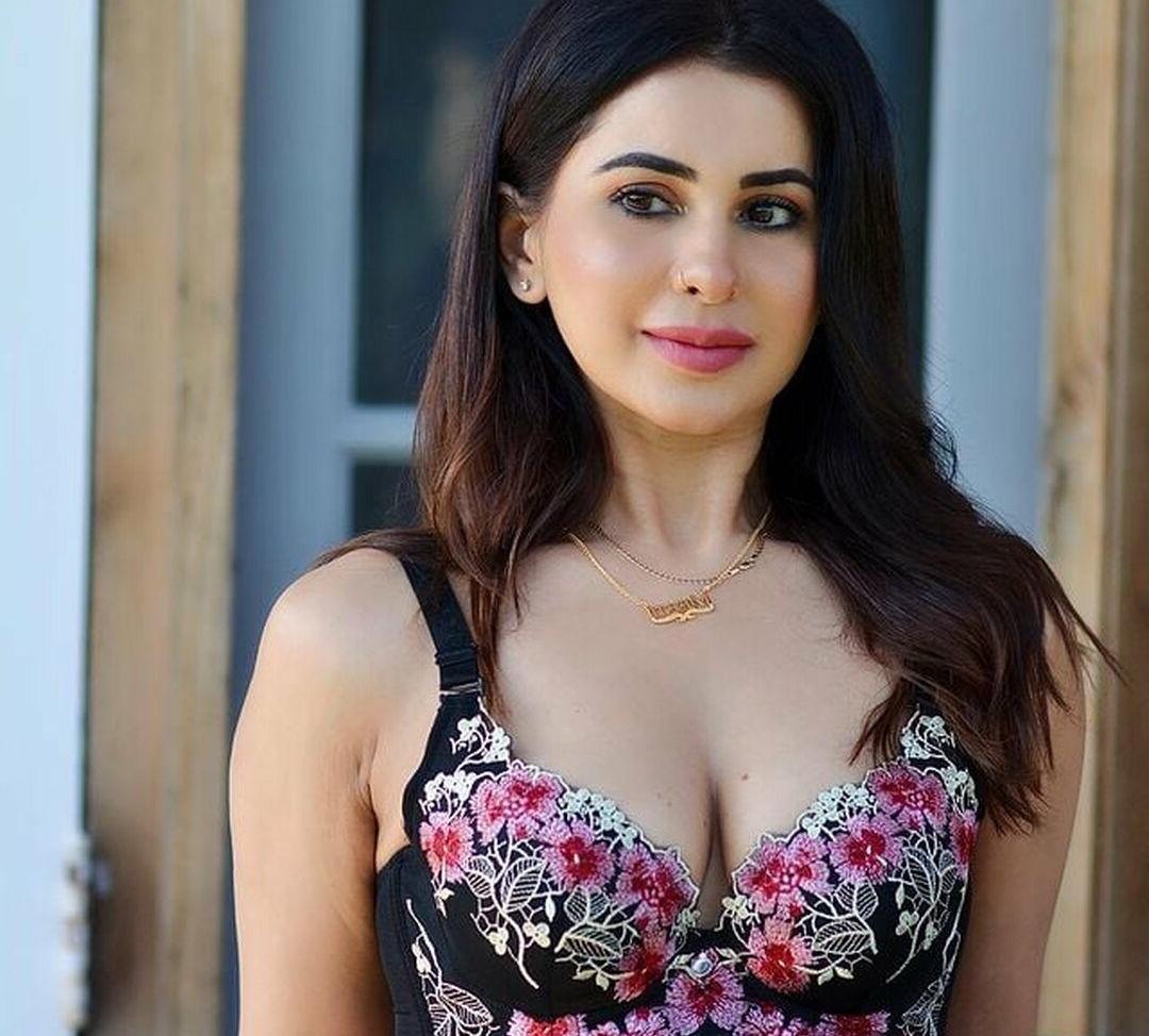 25P Meetii Kalher nude