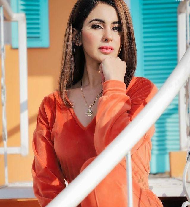 25P Meetii Kalher nude